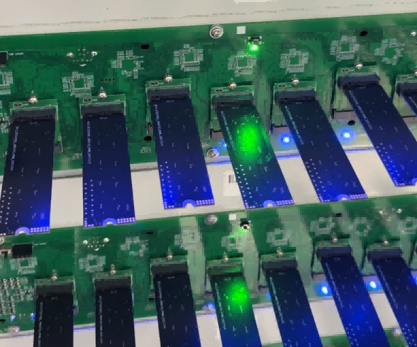 신뢰성 뒤에 숨은: 최신 SSD 공장의 엄격한 일일 테스트 작업 내부의 하루